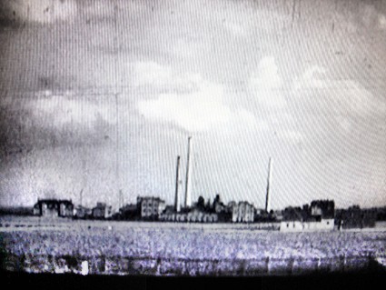 Schornsteine der Papierfabrik Radewell, Bäckerei Schmidt vorn rechts (ca. 1935)