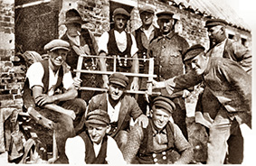 Zimmerleute  des Baugeschäfts V.I.C. Moebus (ca. 1936)