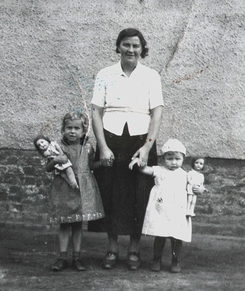 Frau Kopp mit Tochter Rosi (re.) und der Nachbarstochter (ca. 1939)